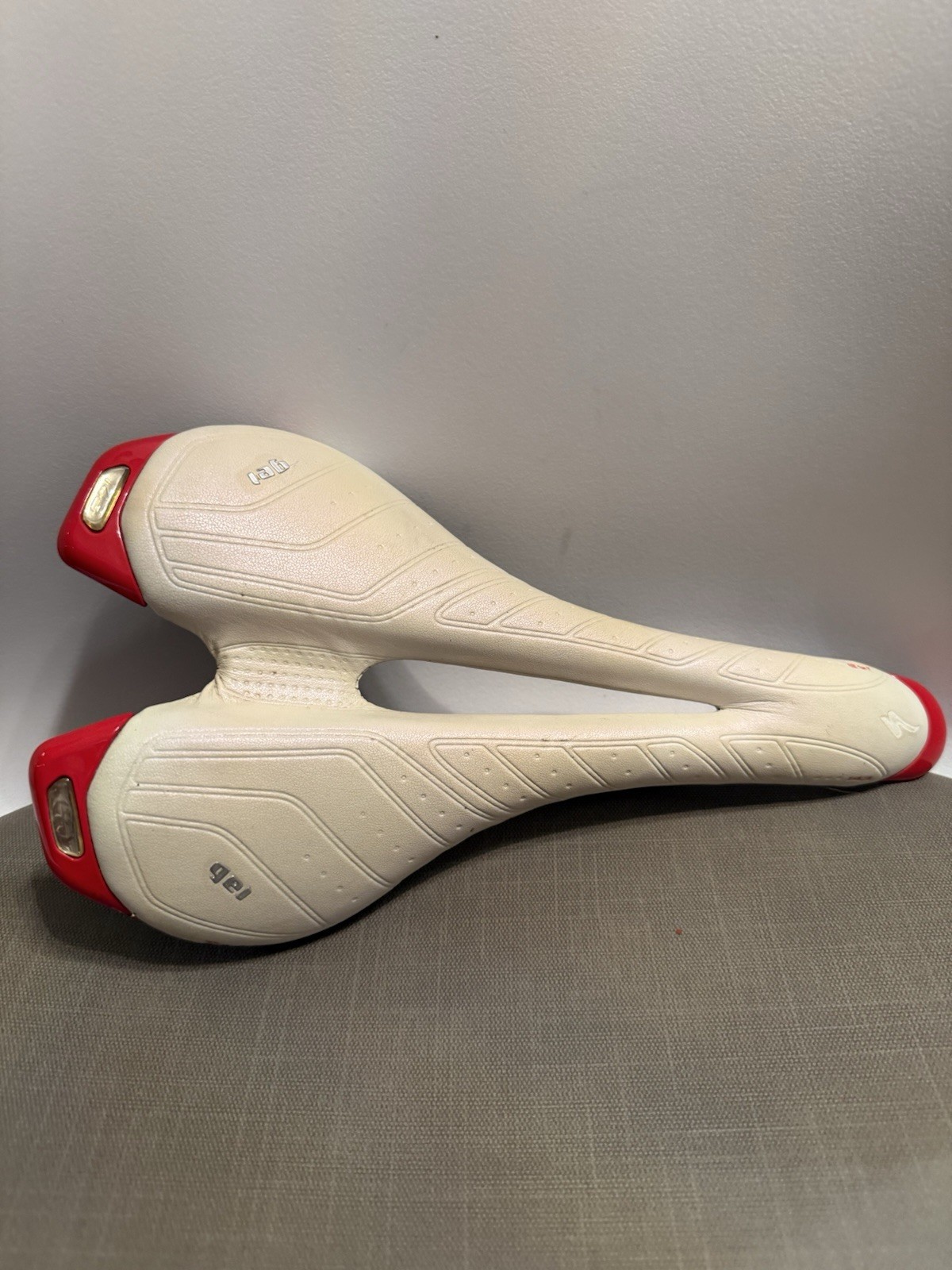 Specialized Toupe Gel 143mm Bicycle Saddle, White, Low Miles, No Damage