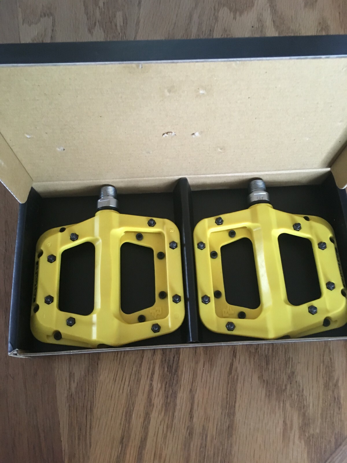Race Face Chester Platform Mountain Bike Pedals 9/16″ / Yellow with Razer Grips