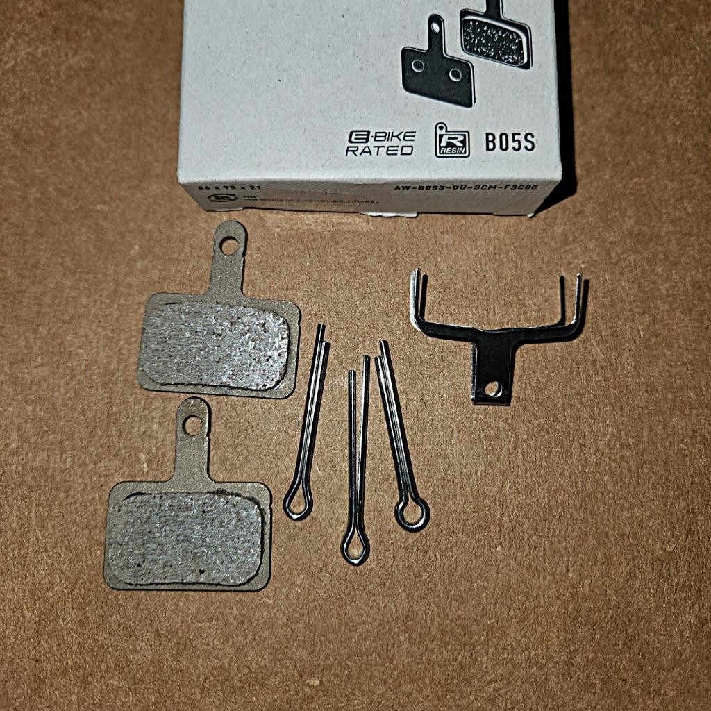 Shimano B05S Resin Compound Bicycle Disc Brake Pads and Spring – OPEN PACKAGE
