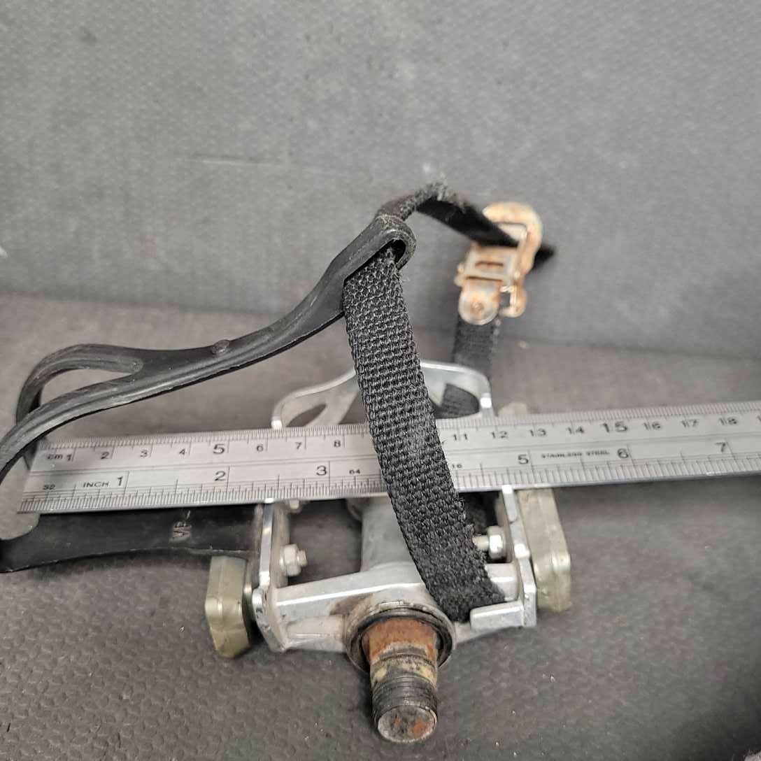 HTI Pedals Alloy A19 Silver 9/16″ Thread w Mismatched Toe Clips Black 70’s Road
