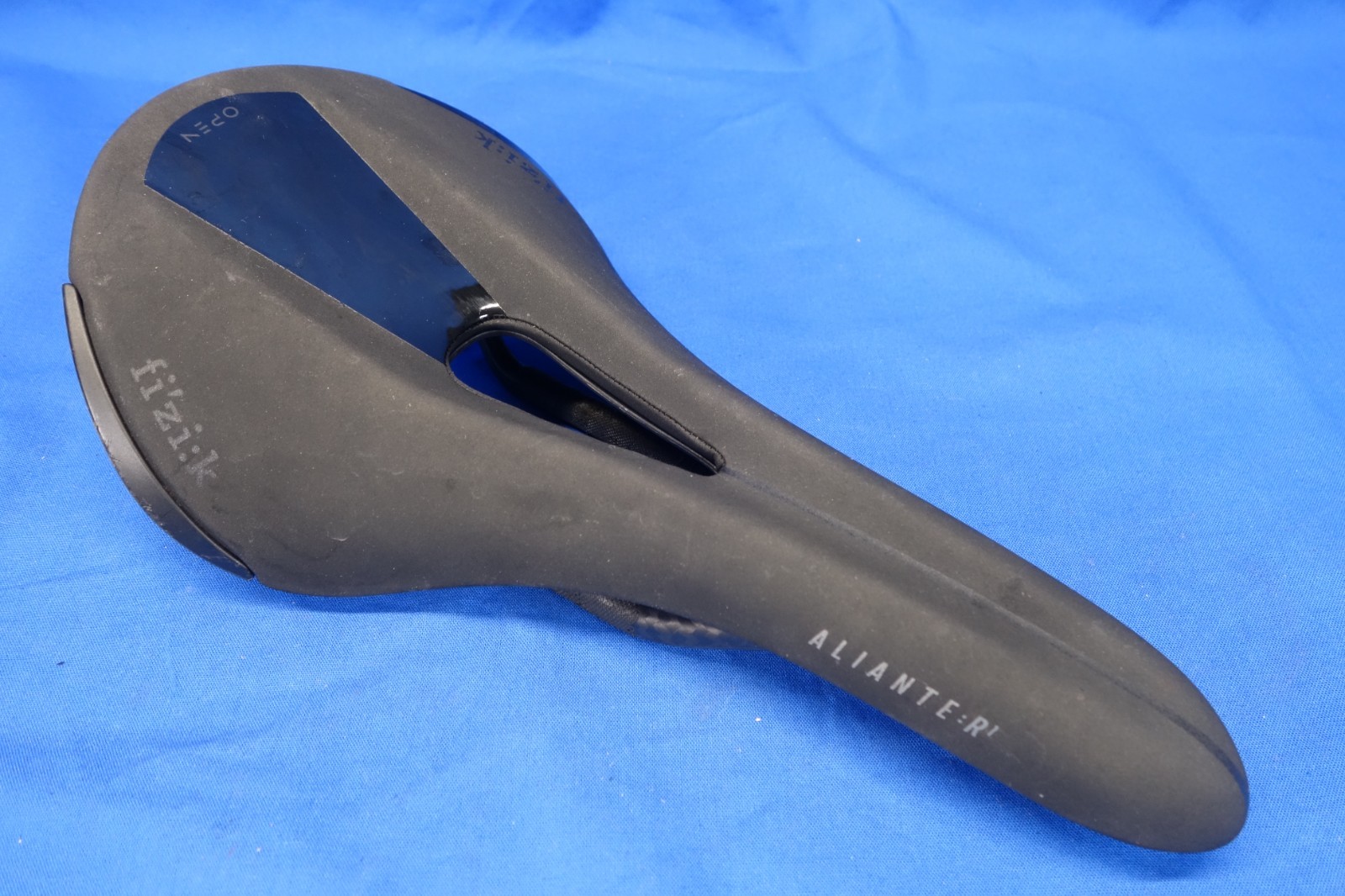 Fizik Aliante Open R1 Bike Saddle, Bicycle Seat, Carbon 7 x 9mm Rails