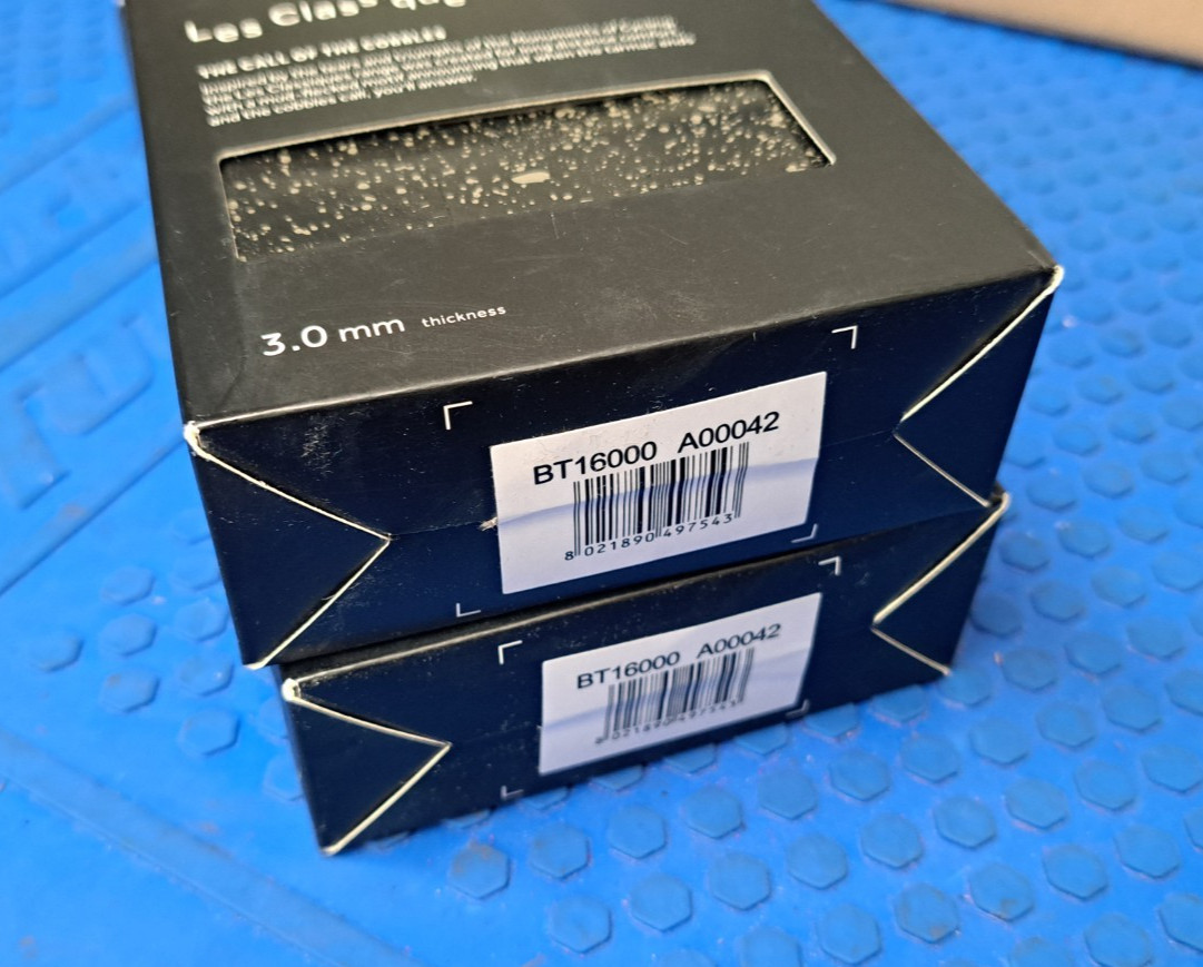 Fizik TEMPO ARGO R3 Kium 160mm Saddle + VENTO 3mm Bartape (2x) – LES CLASSIQUES