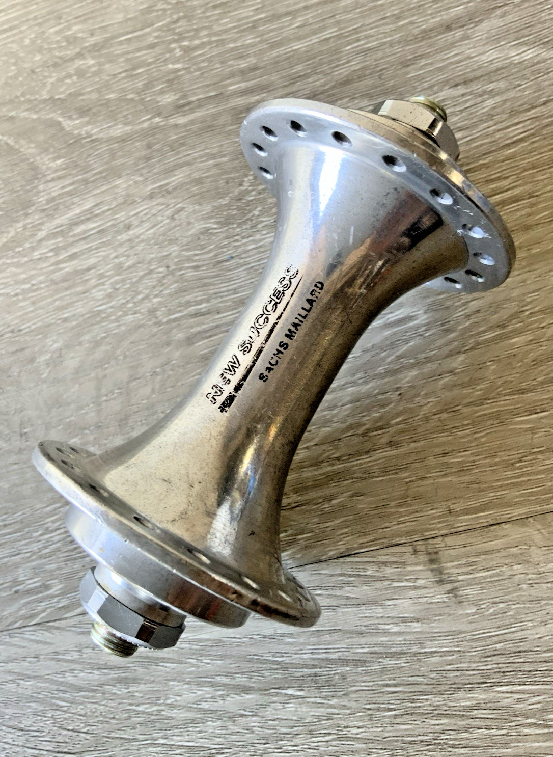 SACHS NEW SUCCESS FRONT HUB 32 HOLE 100 MM SPACING NEVER LACED 198 GRAMS SEALED