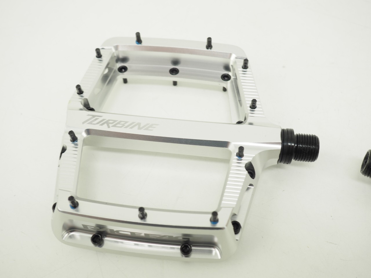 New! Race Face Turbine Platform MTB Mountain Bike Pedals – Silver Chrome 2026