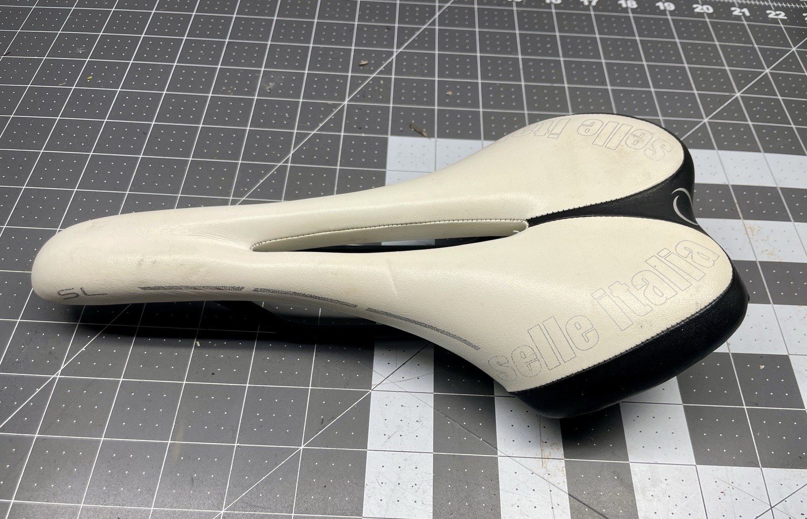 Selle Italia SL Saddle Black/White – Fiberglass Shell, Manganese Rails (140mm)