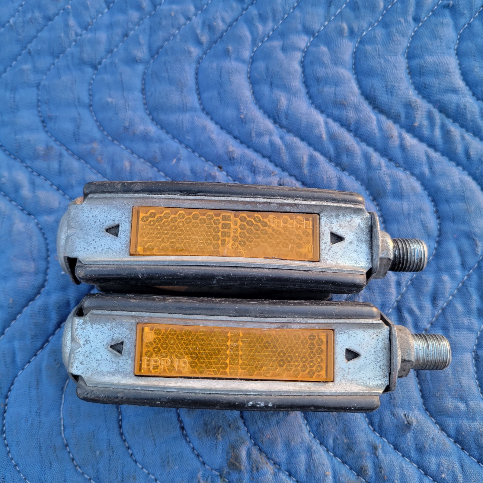 Vintage Schwinn Bow Pedals Approved 1/2 in Block Reflector Triangle 70s U30