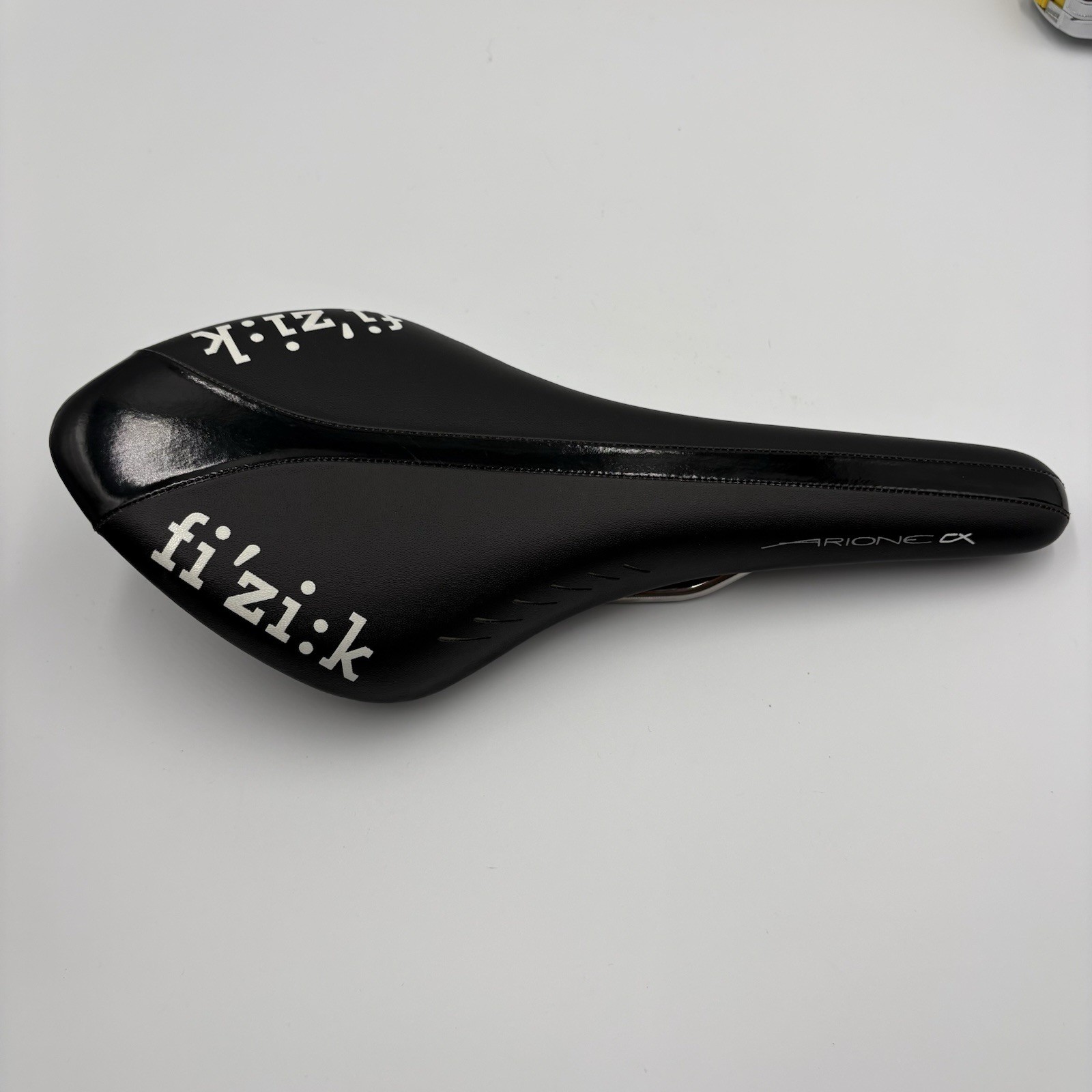 Fizzik Arione Wing Flex Saddle White On Black Titanium 224g K:ium Rails GUC