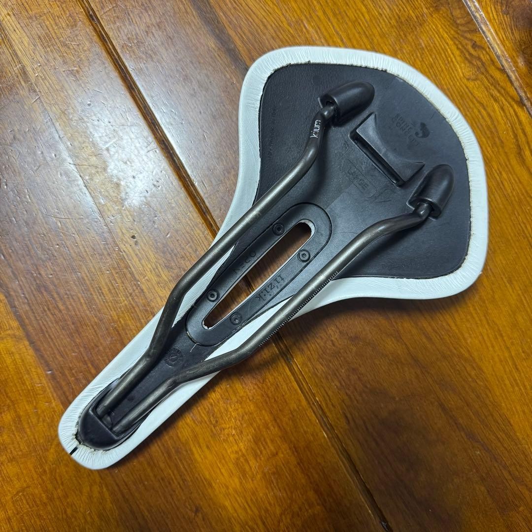 fi’zi:k Antares R3 Open Road Bike Saddle White 220g Kium Cut-Out Italy USED