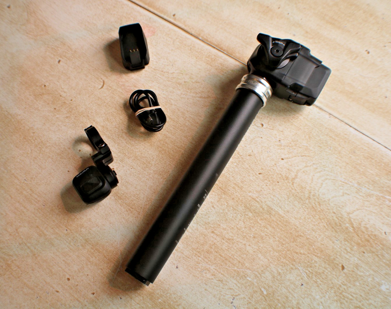 Seekrun S7 – 30.9 – 120mm Wireless Dropper Seatpost -W/Battery -Charger -Remote