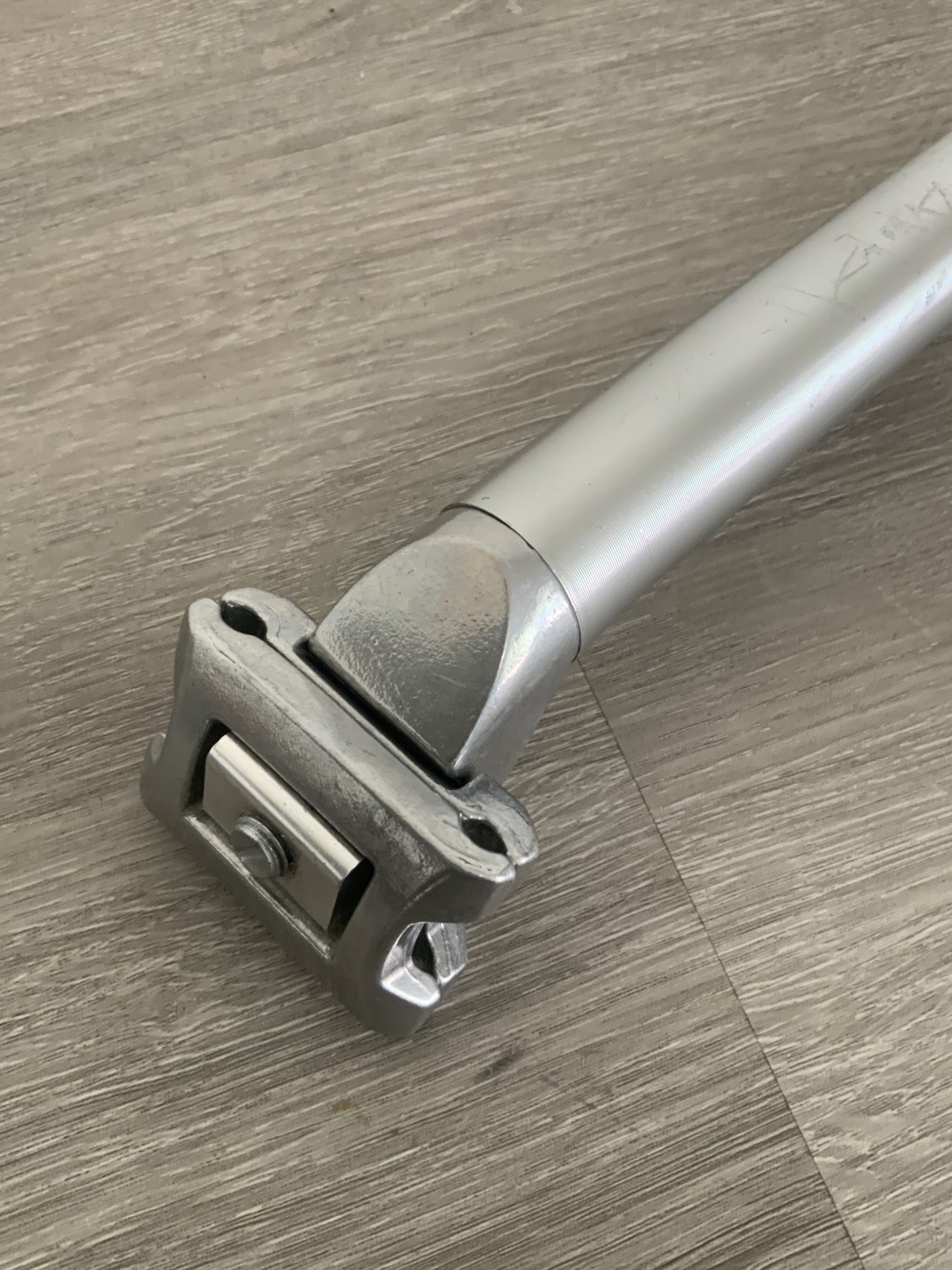 ZOOM SEAT POST 27.2 MM x 300 MM POST LENGTH 320 GRAMS ALUMINUM