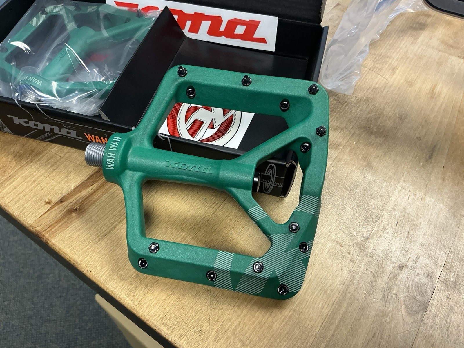 Kona Wah Wah Composite Large pedals. Green. New in box. Mt Bike Pedal