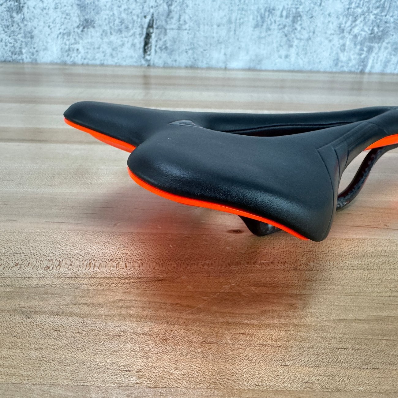 Low Mile! Astute Sky Lite 3.0 7x9mm Carbon Rails 135mm Bike Saddle 196g