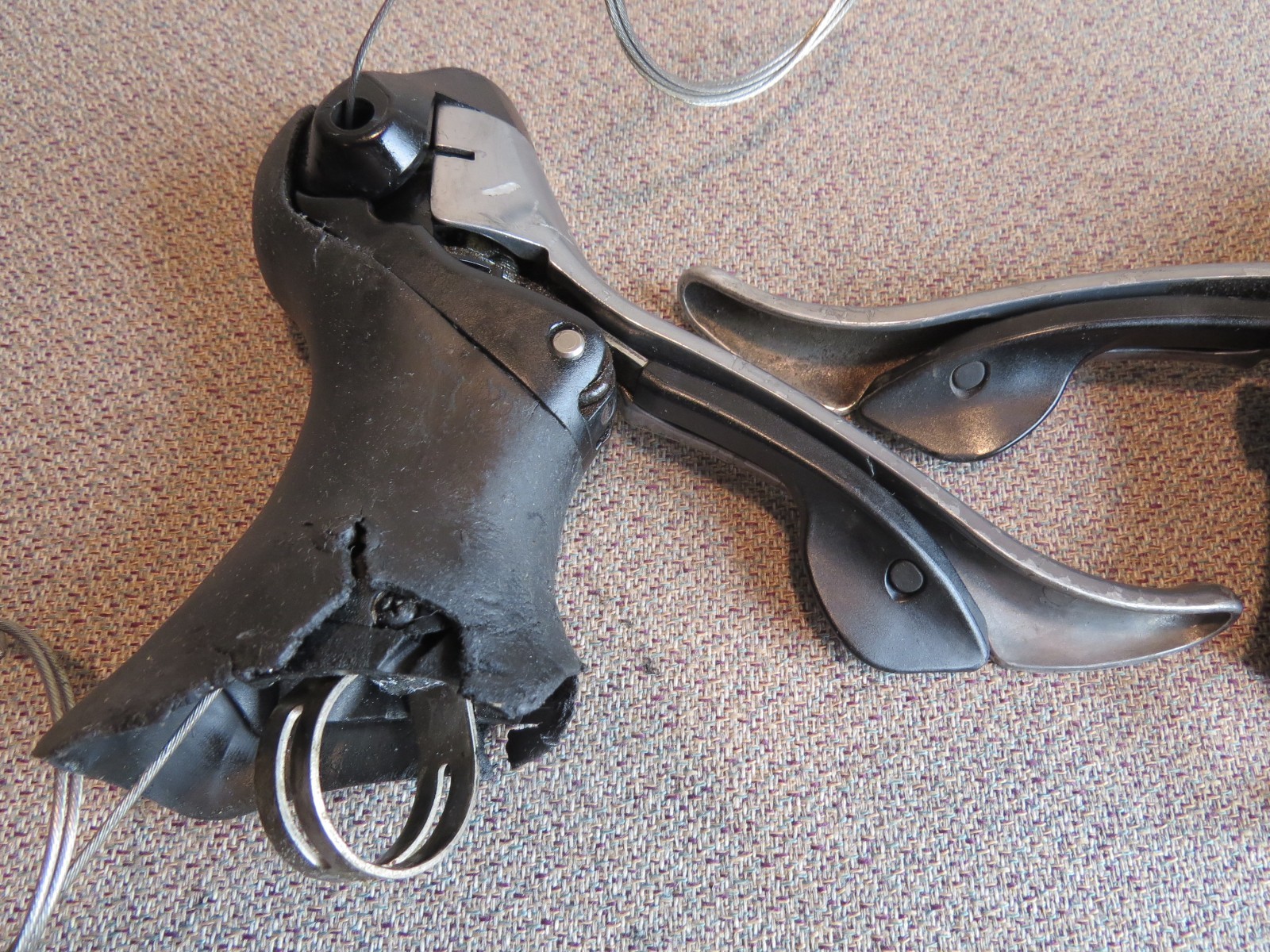An Excellent- And Ugly – 3×10-Spd Shimano Sora Shifting Brake Lever Set + Cables