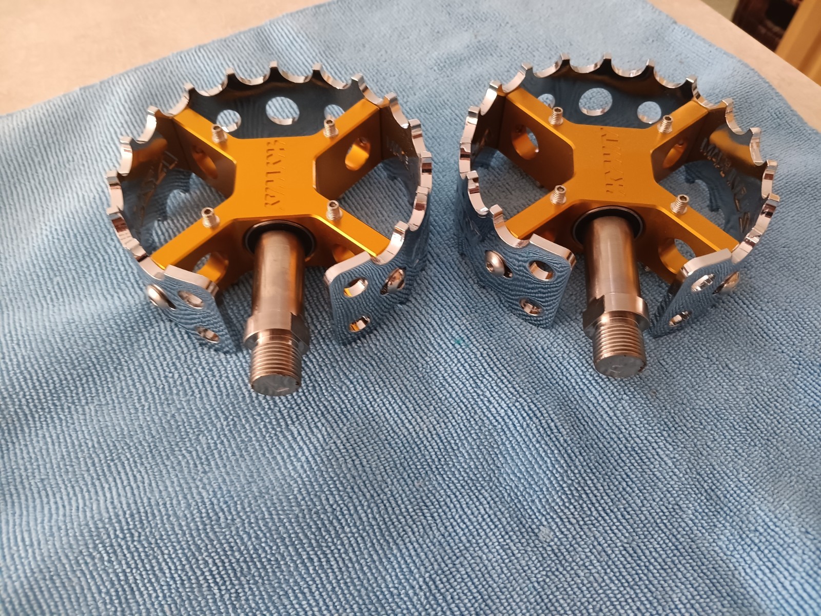 Bullseye Skyway Cage Pedals Chrome and Gold 9/16