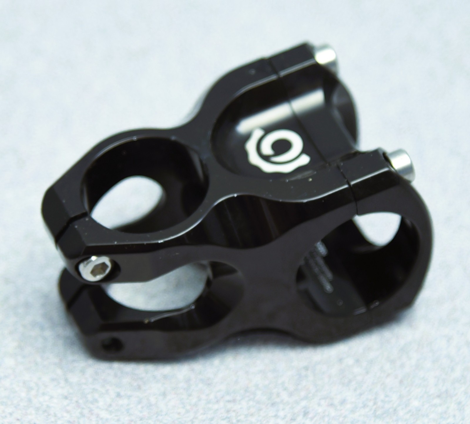 Industry Nine A318 Stem – 40mm, 31.8mm Clamp, +/-4.4, 1 1/8″, Aluminum, Black