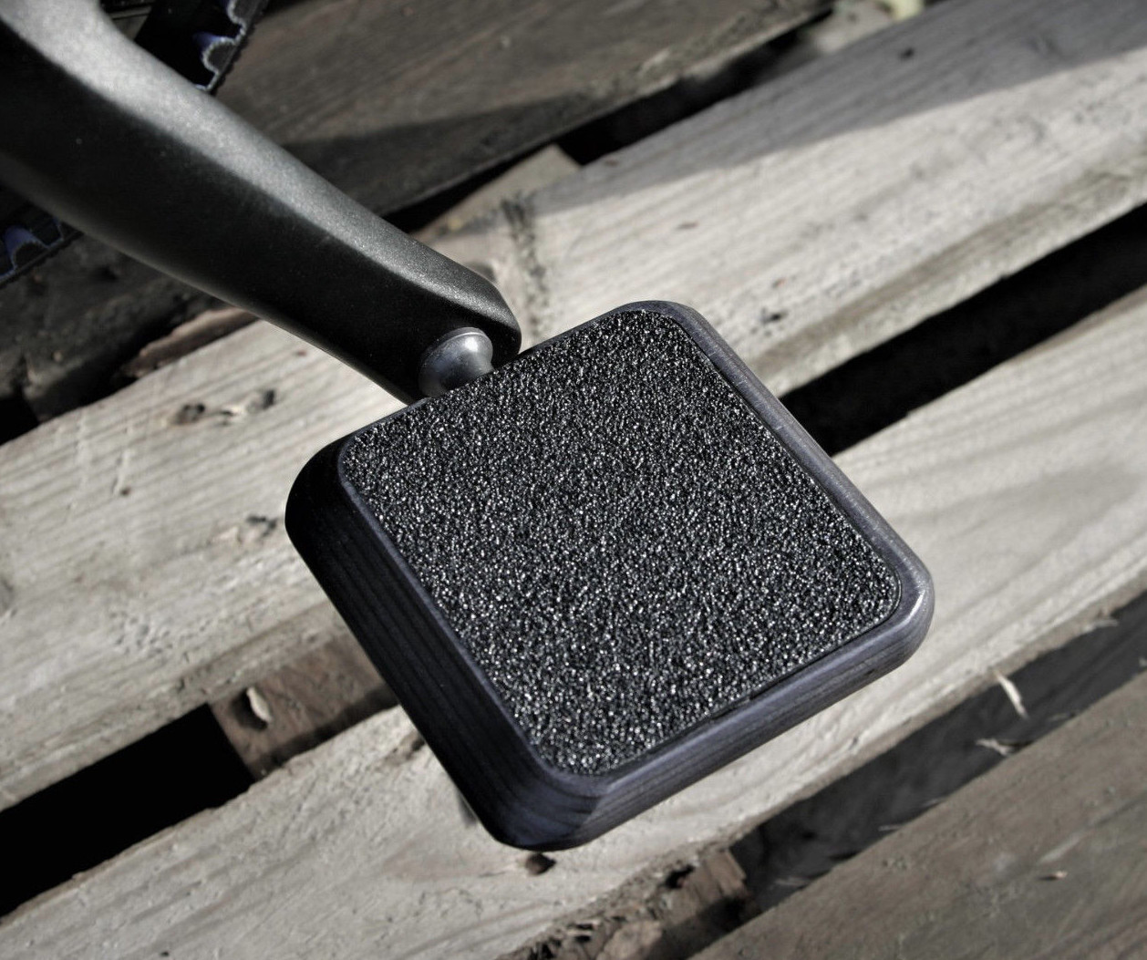 Das Flat Pedal von MOTO für Urban Bikes, mit Super-Grip für moderne City-Bikes