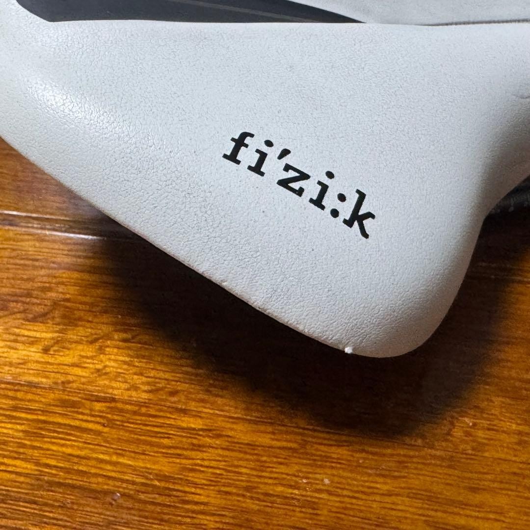fi’zi:k Antares R3 Open Road Bike Saddle White 220g Kium Cut-Out Italy USED
