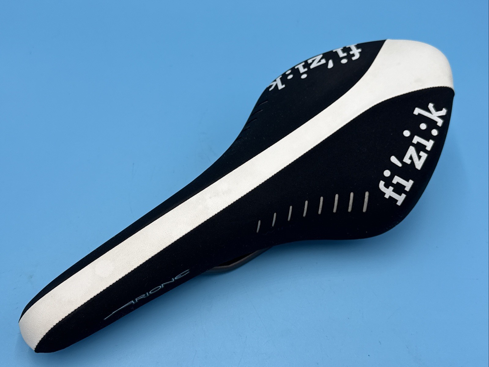 OG fi:zi’k ARIONE 2013 Manganese Rail Black & White Saddle NEW from NEW BIKE!