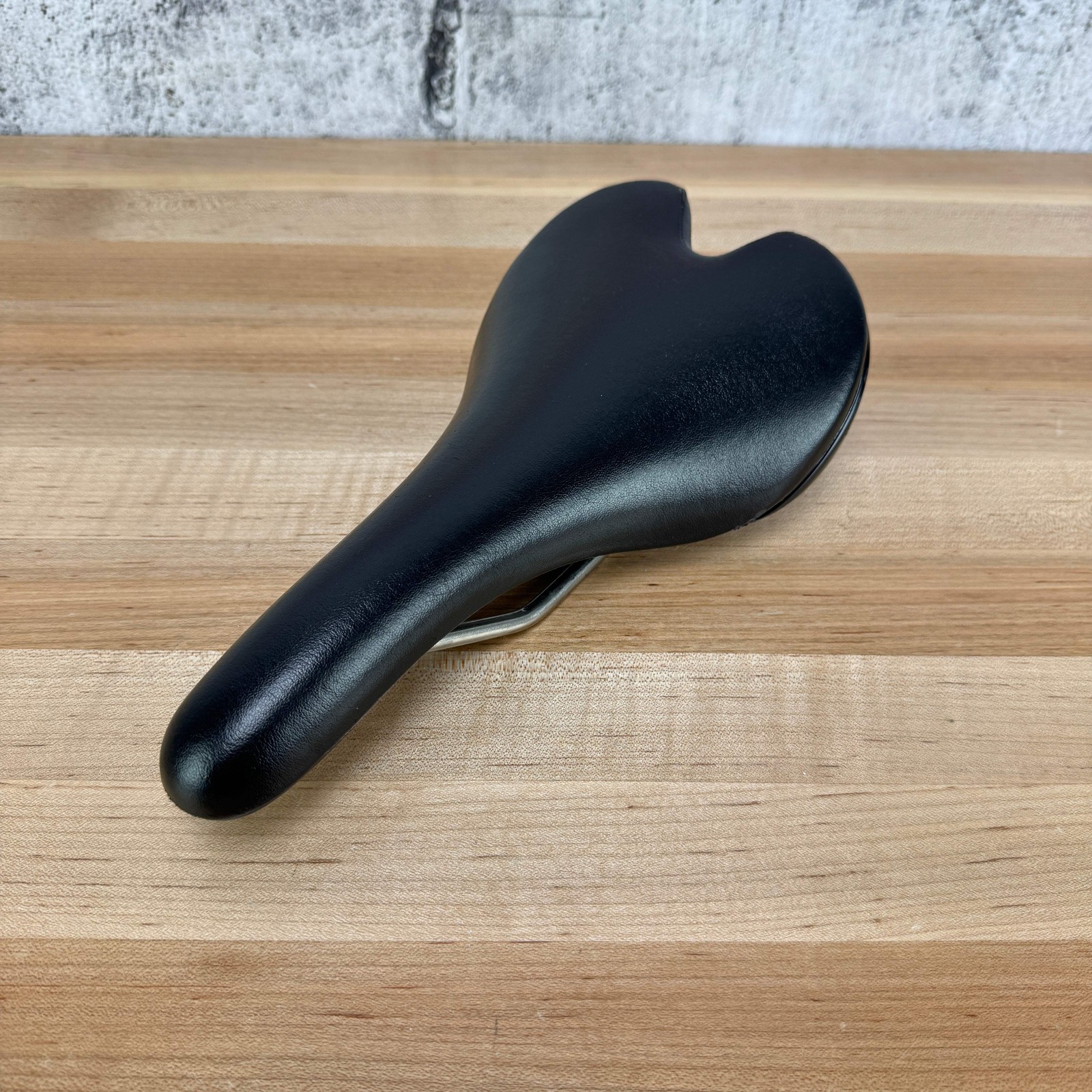 Fizik Aliante Sport 7x7mm Kium Rails 142mm Saddle 271g