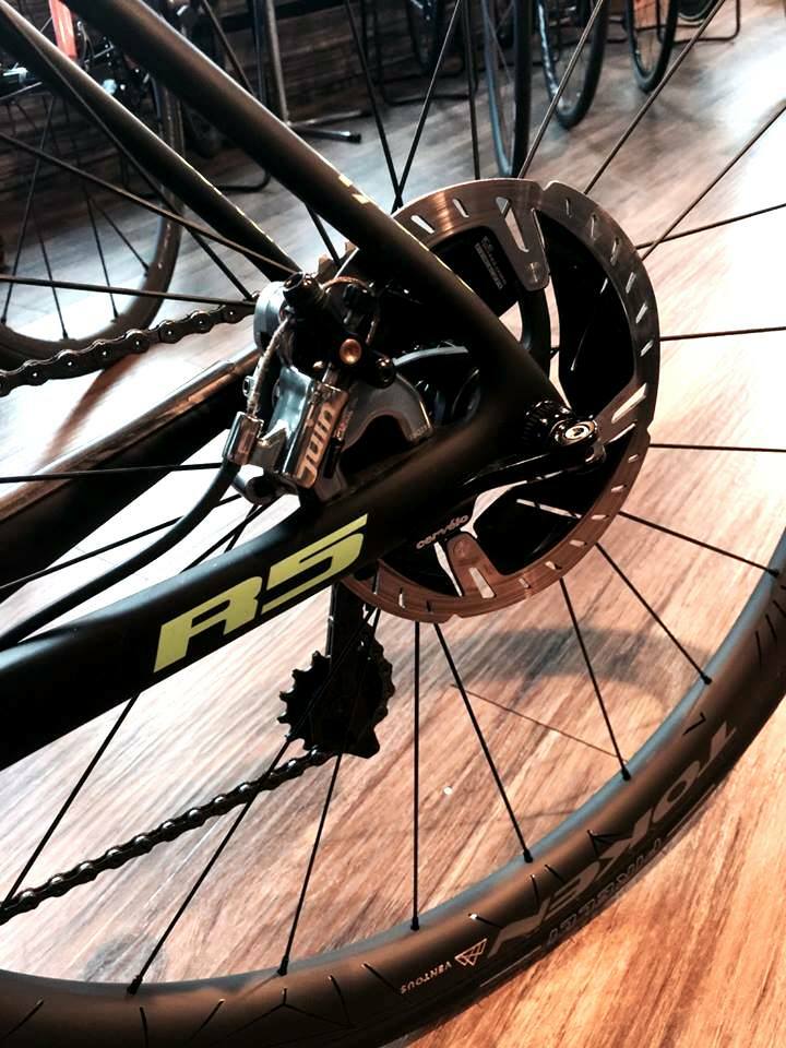 Juin Tech F1 Road Bike Hydraulic Disc Brake Calipers Pair Flat Mount Gray