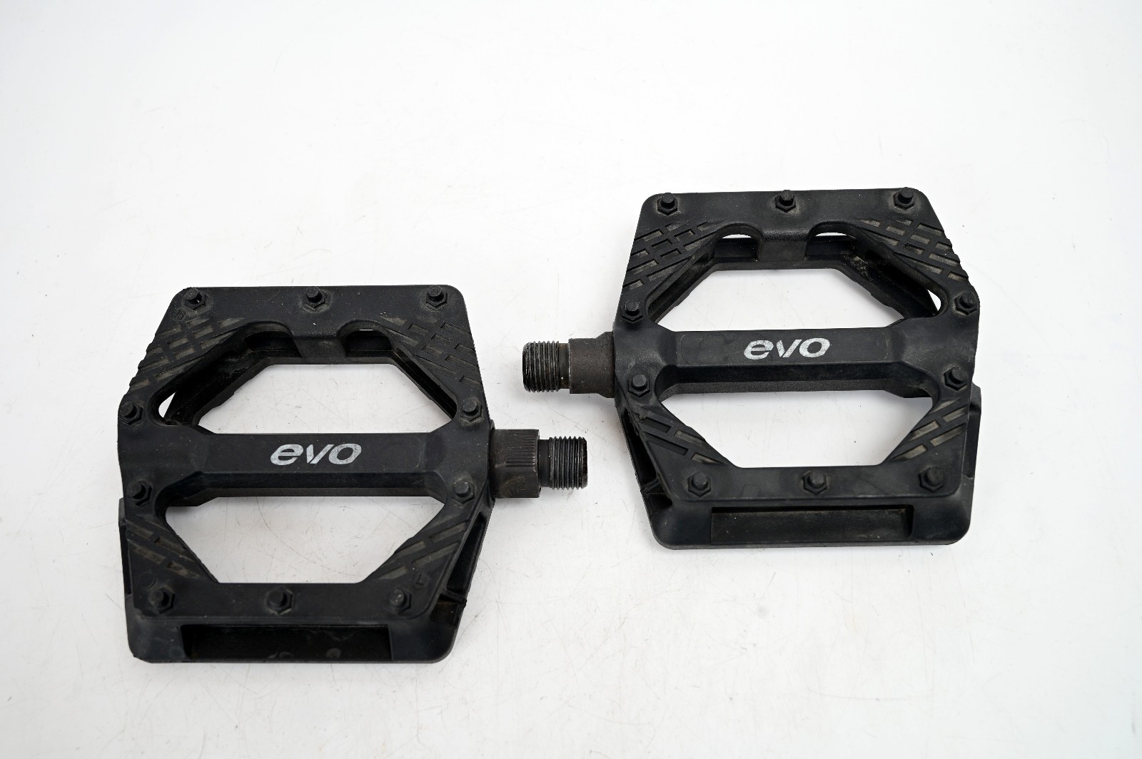 EVO Black Mountain Bike Flat Platform Pedals, Nylon, Cr-Mo, Mountain Bike 9/16″