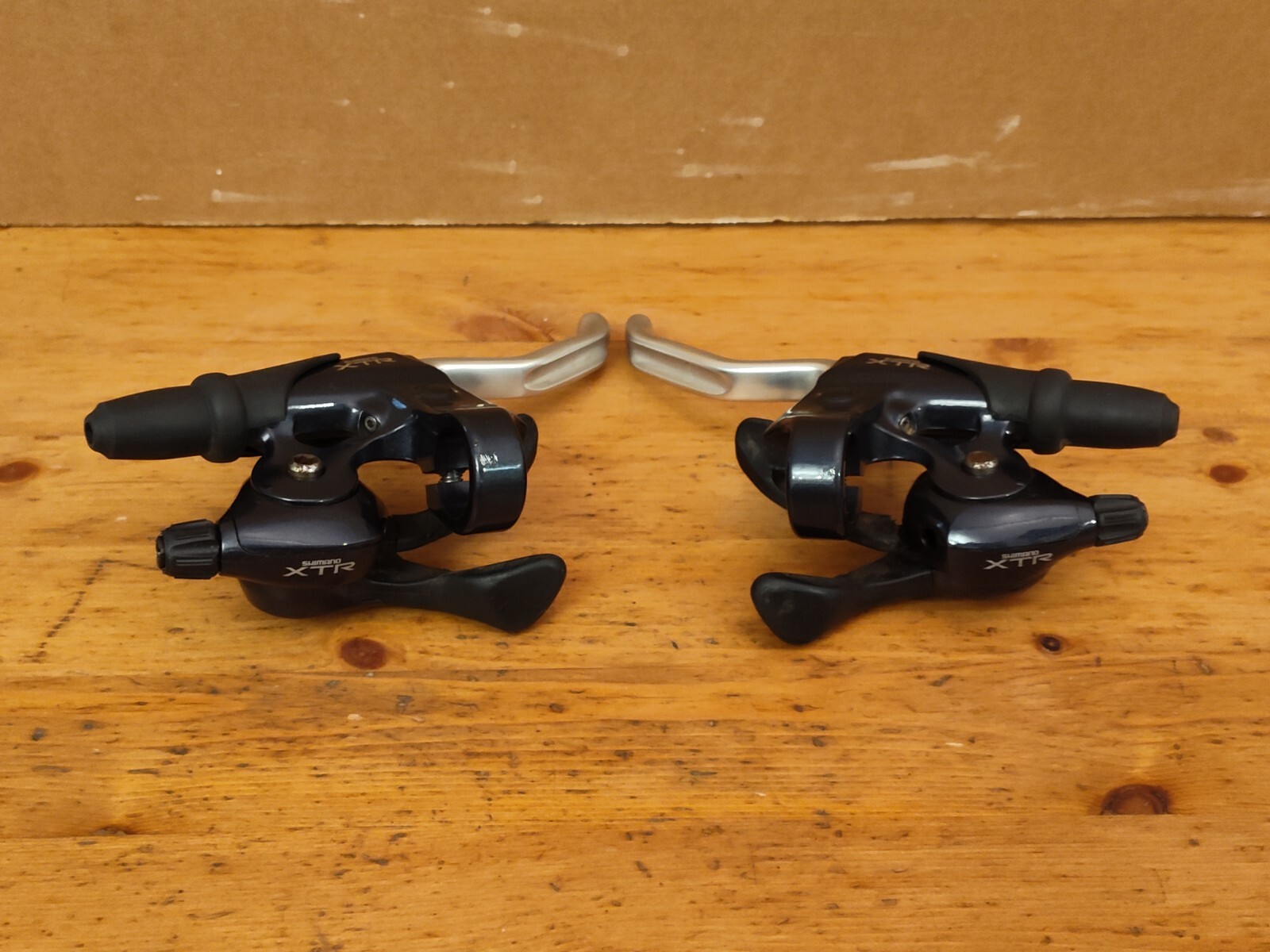 Shimano XTR m900 Shifters 3×8 And Integrated Brake Levers