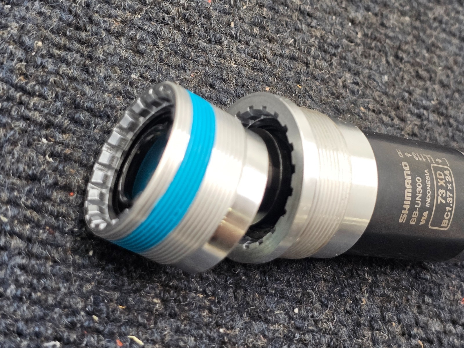 Shimano BB-UN300 Bottom Bracket, 73 x 113mm Spindle Square Taper JIS