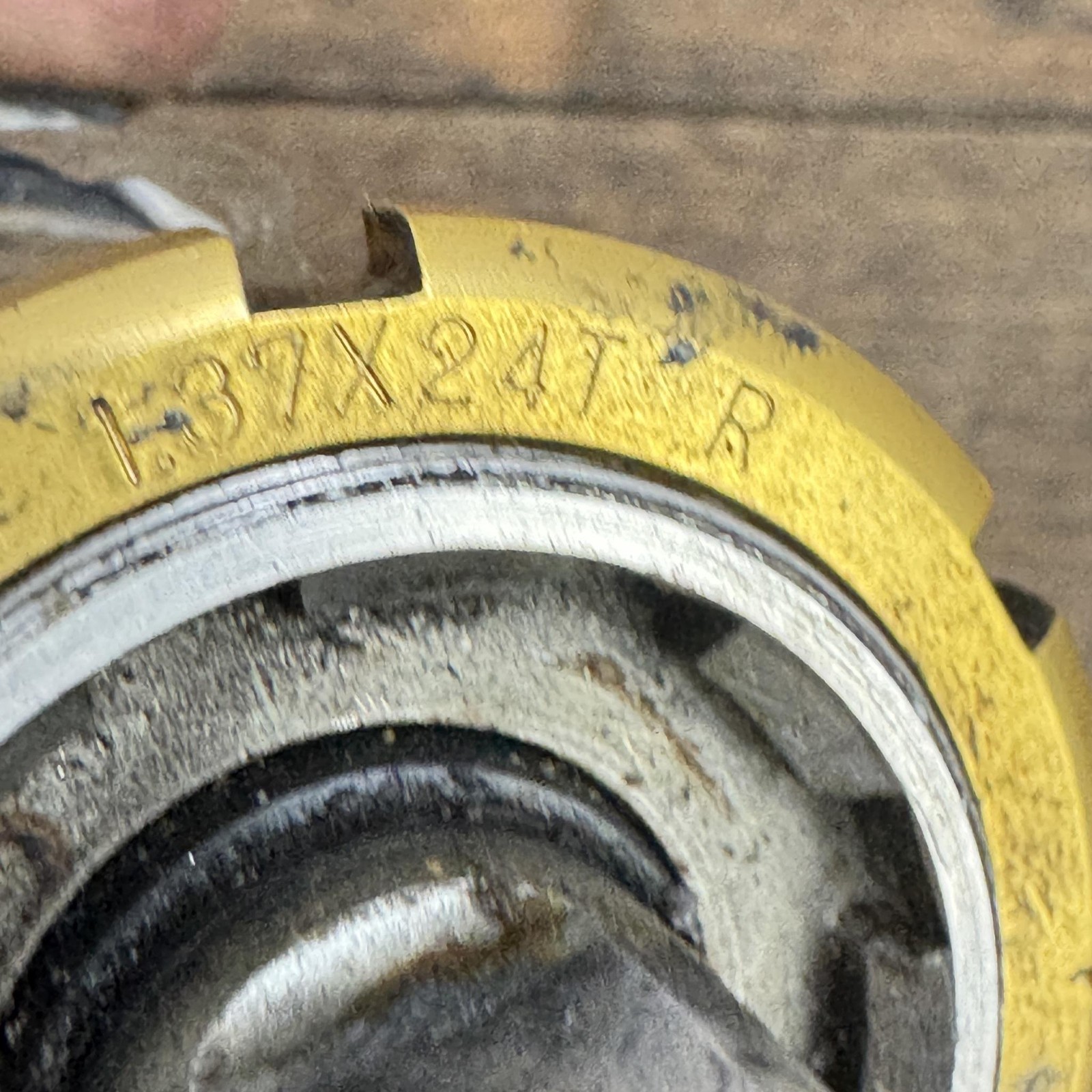 Vintage Suntour Superbe Bottom Bracket Sealed 68mm 117mm 1.37x24T JIS Gold Bike