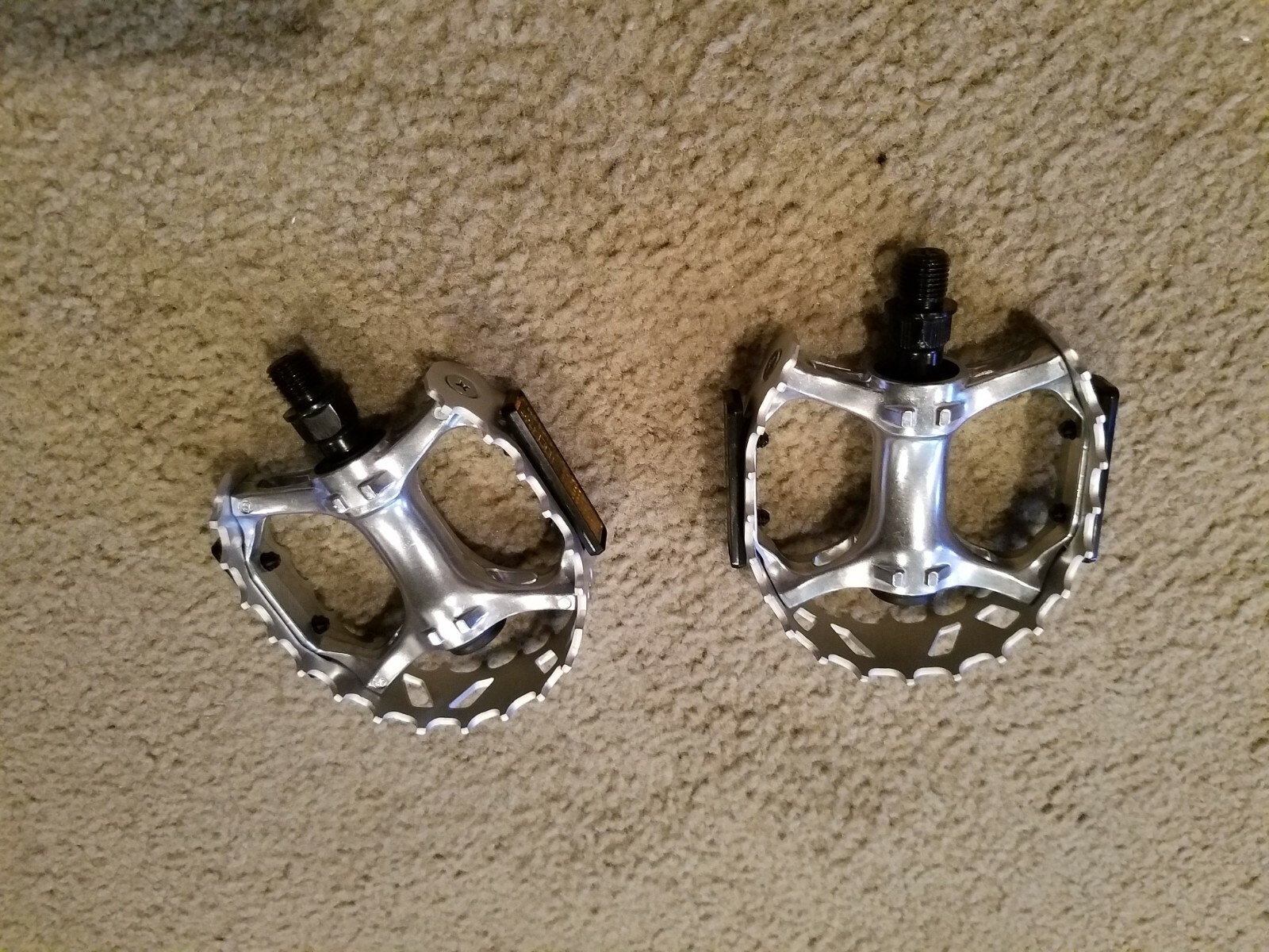 2 NEW BEAR CLAW STYLE BICYCLE PEDALS WITH REFLECTORS ALLOY,1/2″, BMX, CRUSERS