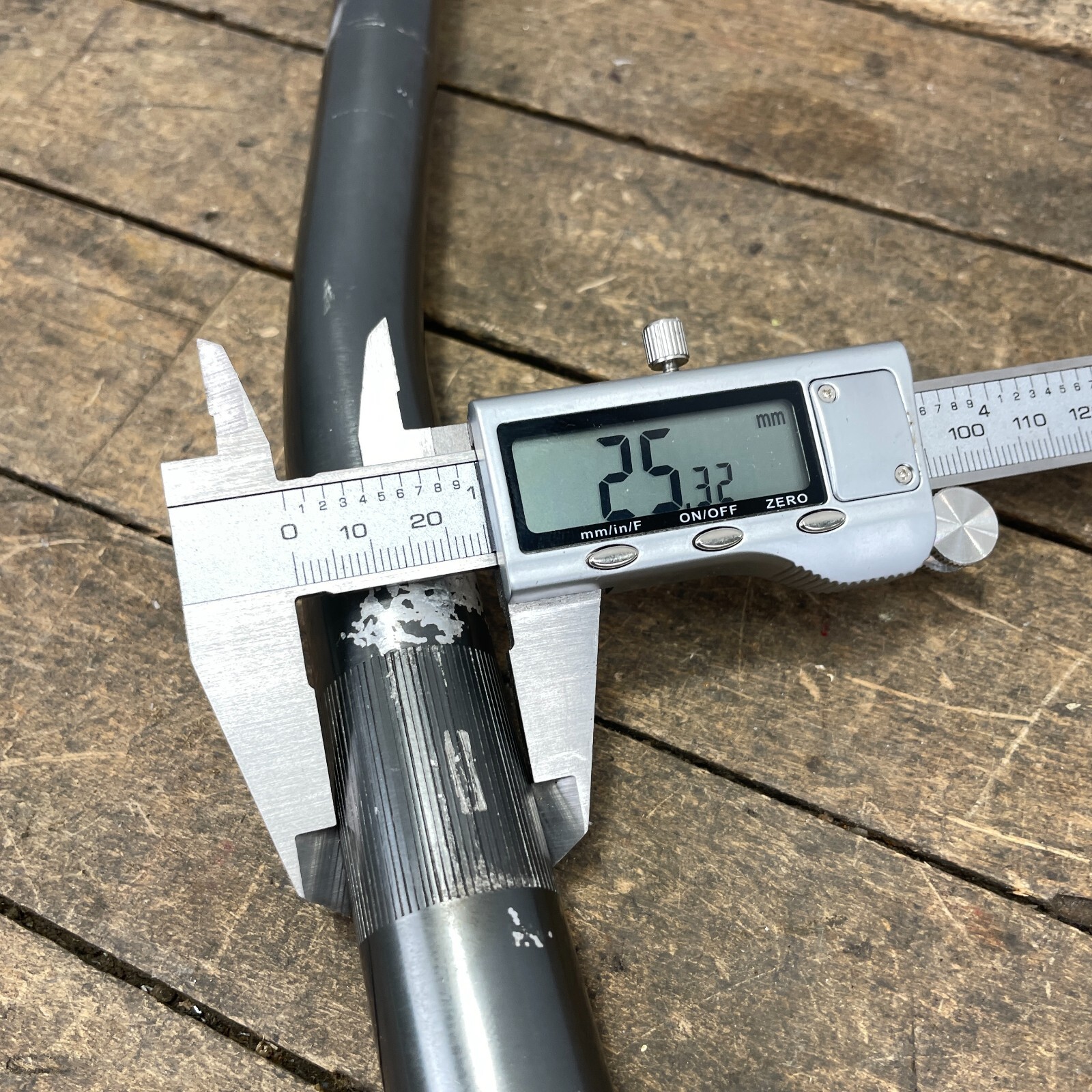 Vintage Strong Handlebar Gray Black 22″ 560 mm 25.4 mm 80s 90s Mountain Alloy