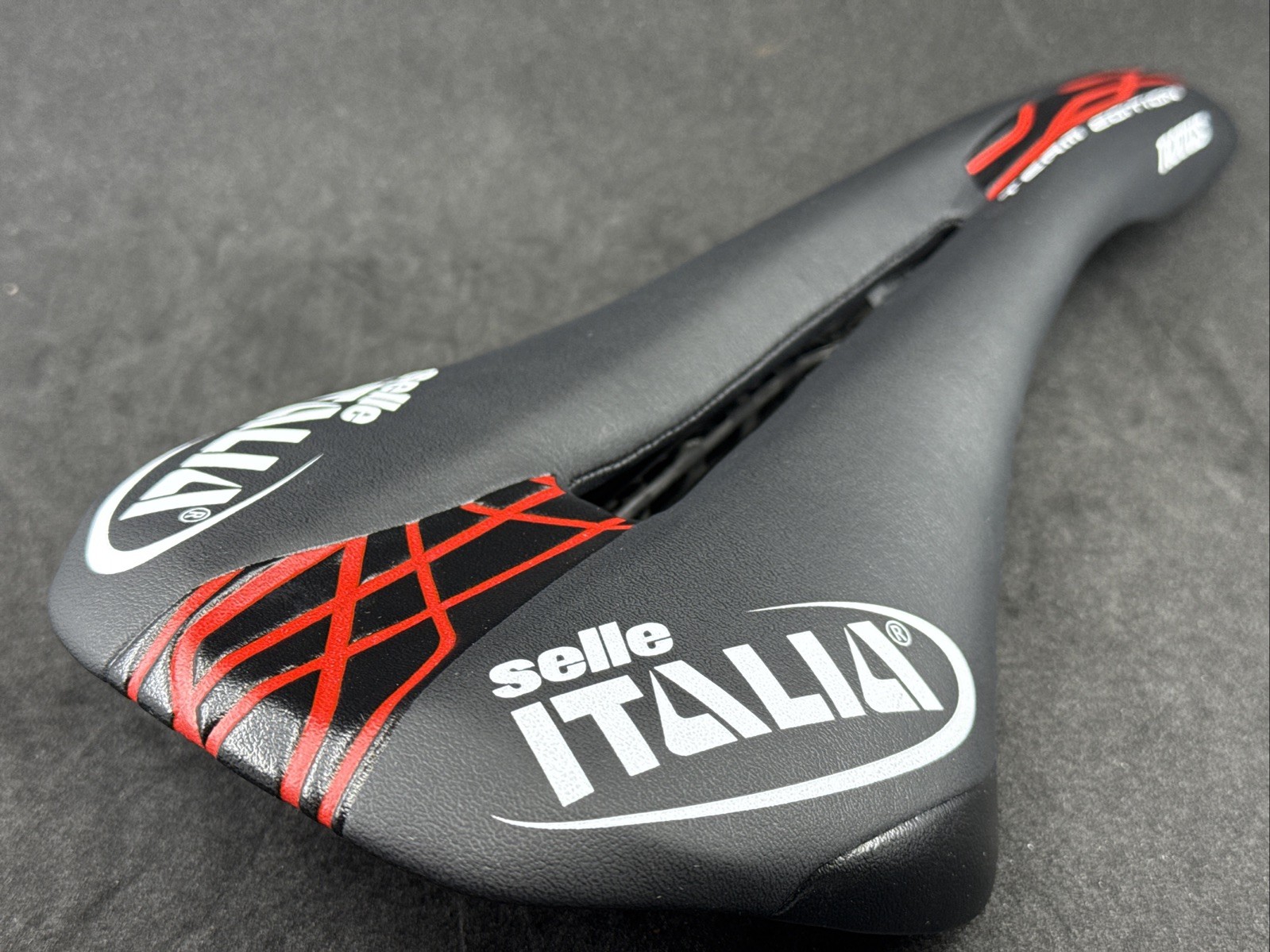 Selle Italia NOVUS SuperFlow Kit Carbonio Team Edition 280mm x 145mm Black Red