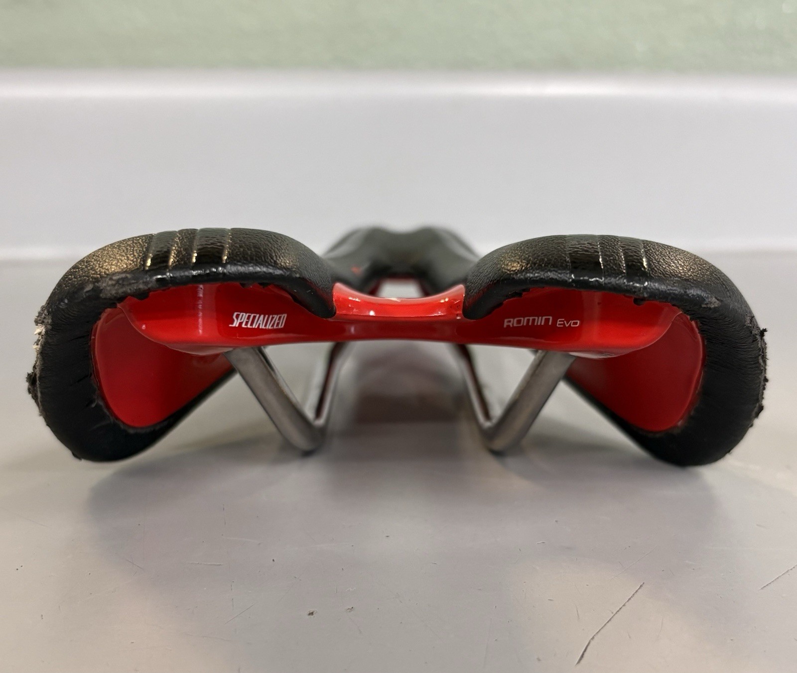 Specialized Romin Evo Expert Saddle 143mm Black/Red Hollow Titanium Rails