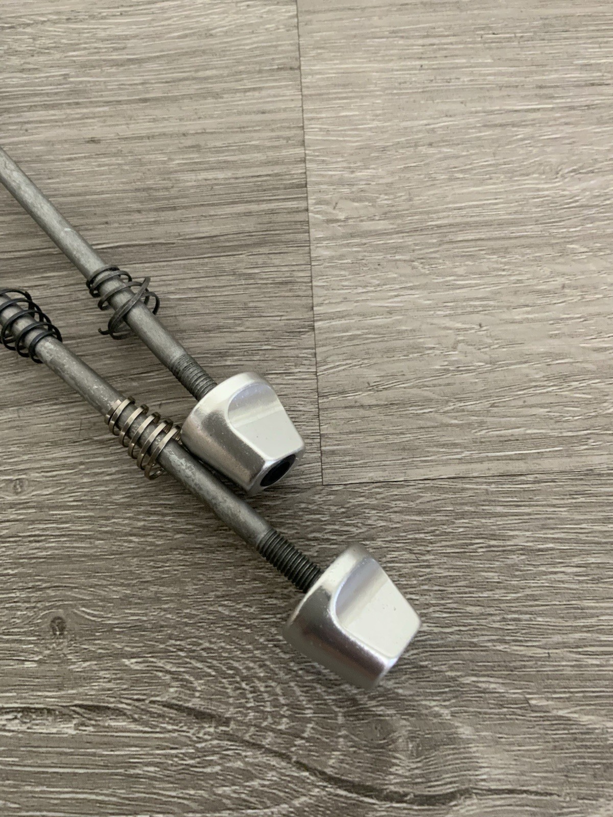 SHIMANO 600 QUICK RELEASE SKEWER SET 100-1256 MM SPACING STEEL MODEL 6207