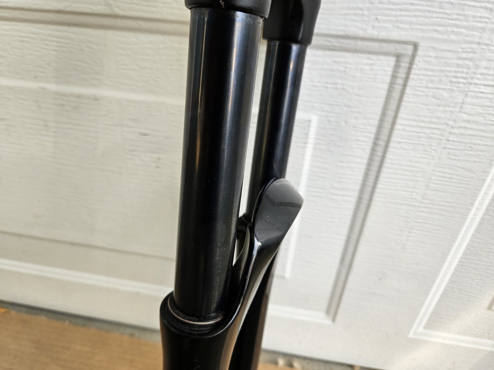 26″ Suntour Epicon 1-1/8″ Threadless Air Suspension Fork Magnesium Black