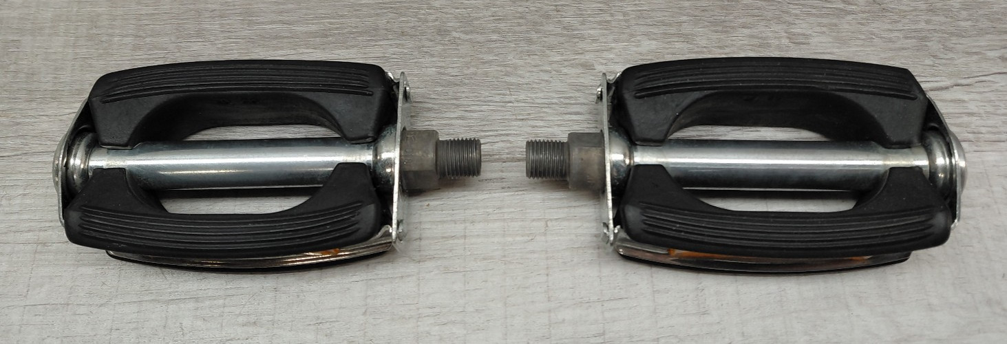 Vintage 70’s Schwinn Approved Bow Pedals 1/2″ With Reflectors Made in Germany
