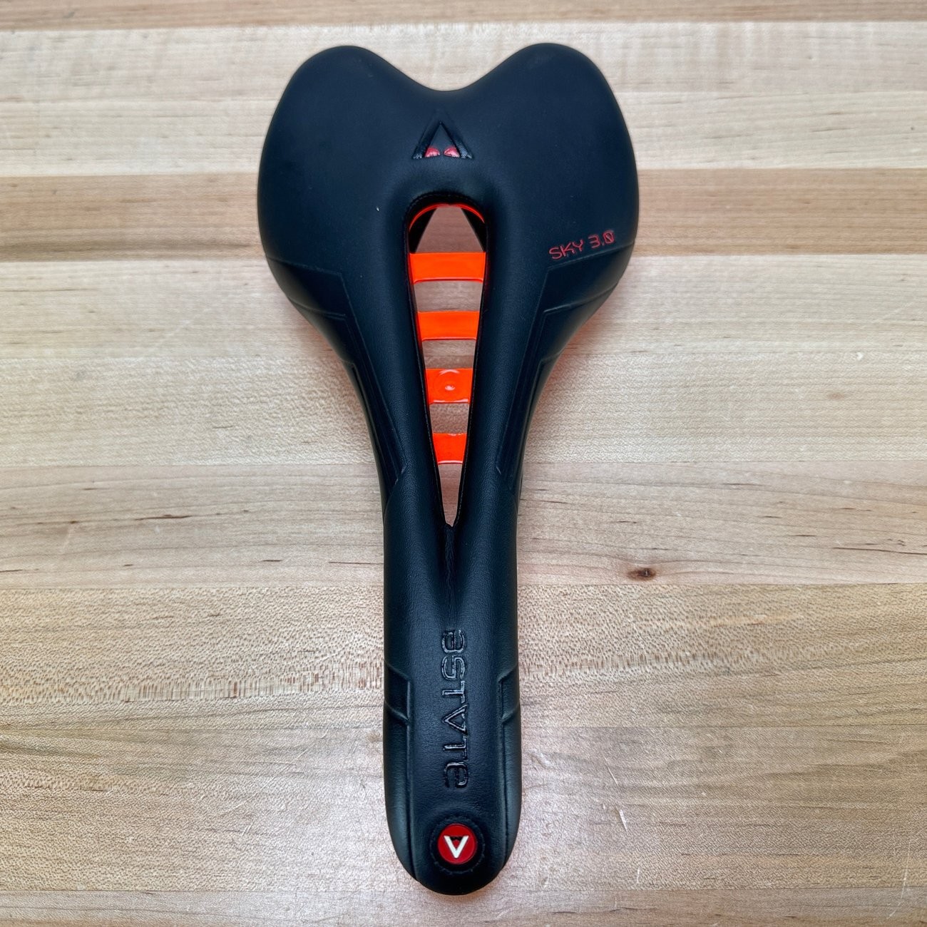 Low Mile! Astute Sky Lite 3.0 7x9mm Carbon Rails 135mm Bike Saddle 196g