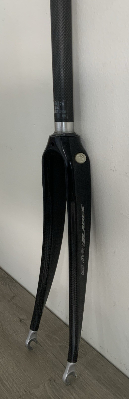 BLACK BLADES CARBON FORK 1 1/8 INCH THREADLESS 700C 295 MM STEERER 570 GRAMS