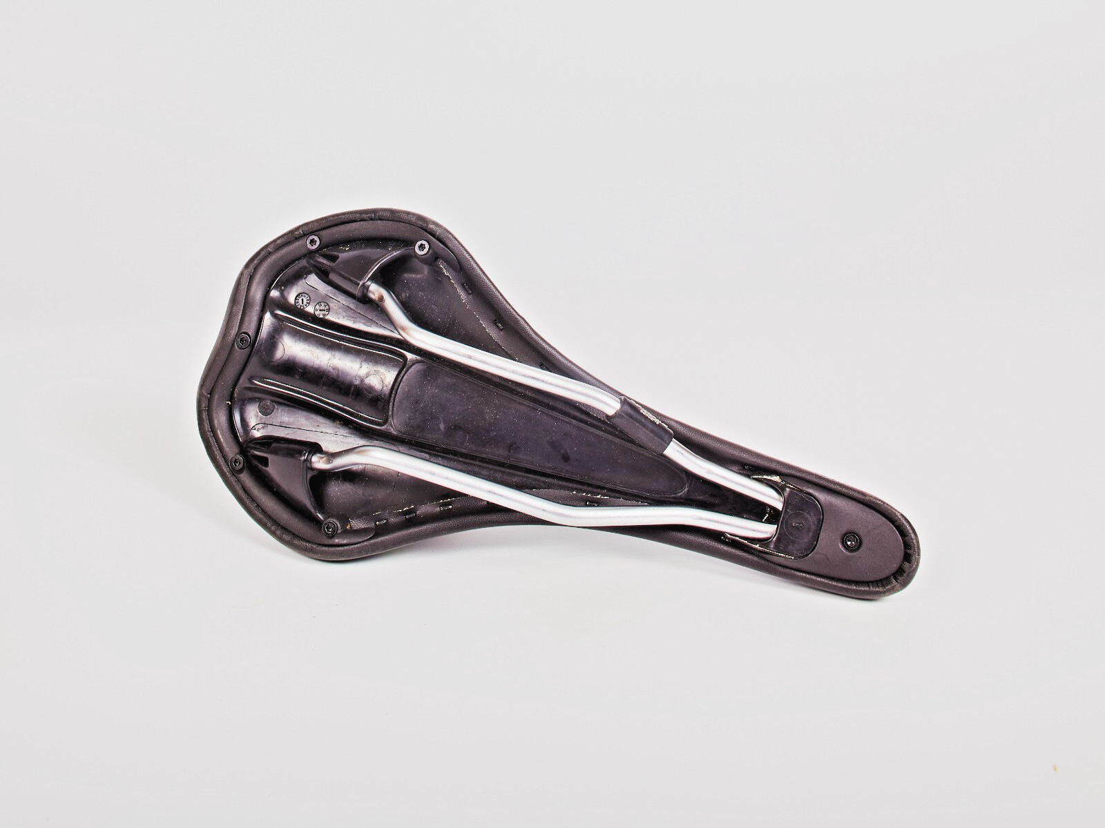 Oval Concepts 600 Saddle 130 x 280 mm CroMo/Ti rails Black & Blue