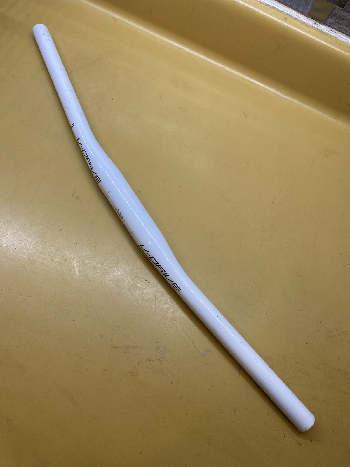 White FSA V-Drive Aluminum 600mm x 9* x 4* x 31.8 Flat Handlebar