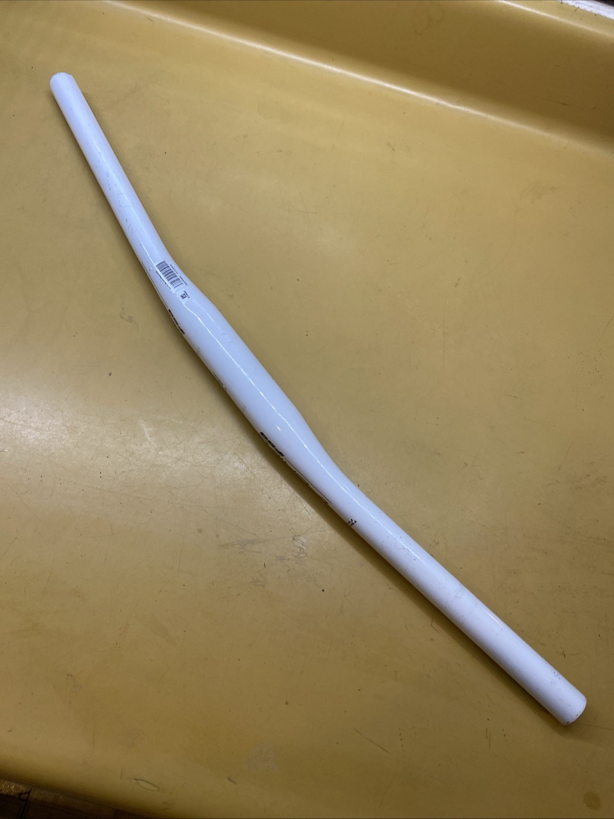 White FSA V-Drive Aluminum 600mm x 9* x 4* x 31.8 Flat Handlebar