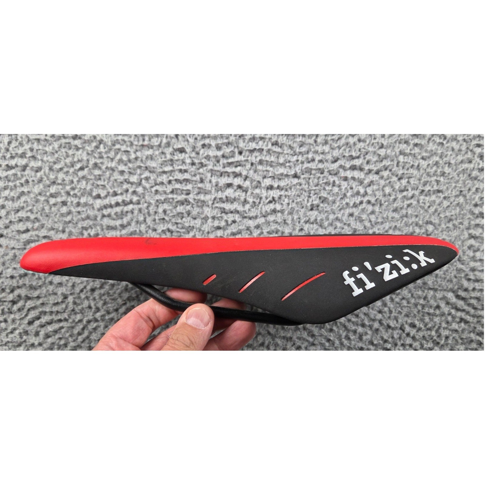 Fizik Arione R5 Bicycle Saddle Unisex 300mm Red Black Wing Flex Road Bike Seat