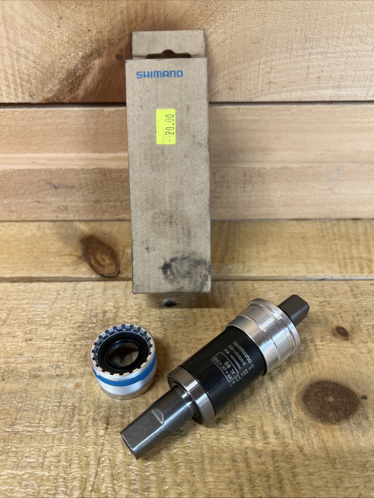 New Shimano BB-UN300-E LL123 Square Taper BB British 68mm : 122.5mm Silver