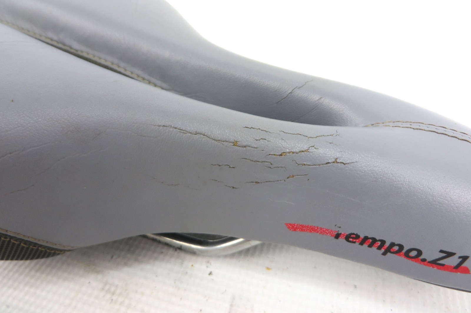 VELO TEMPO Z1 SADDLE Bike Seat 165x260mm 450g Gray D2 Plush Comfortable!