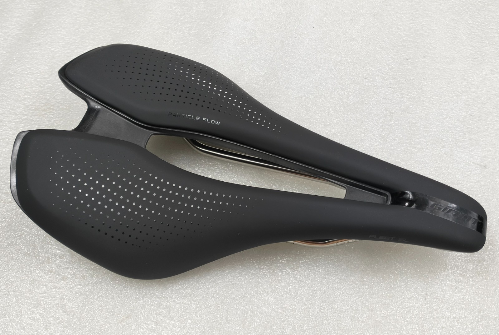 GIANT FLEET SL BLACK SADDLE 248X145MM SHORT NOSE CARBON COMPOSITE WEIGHT 222g