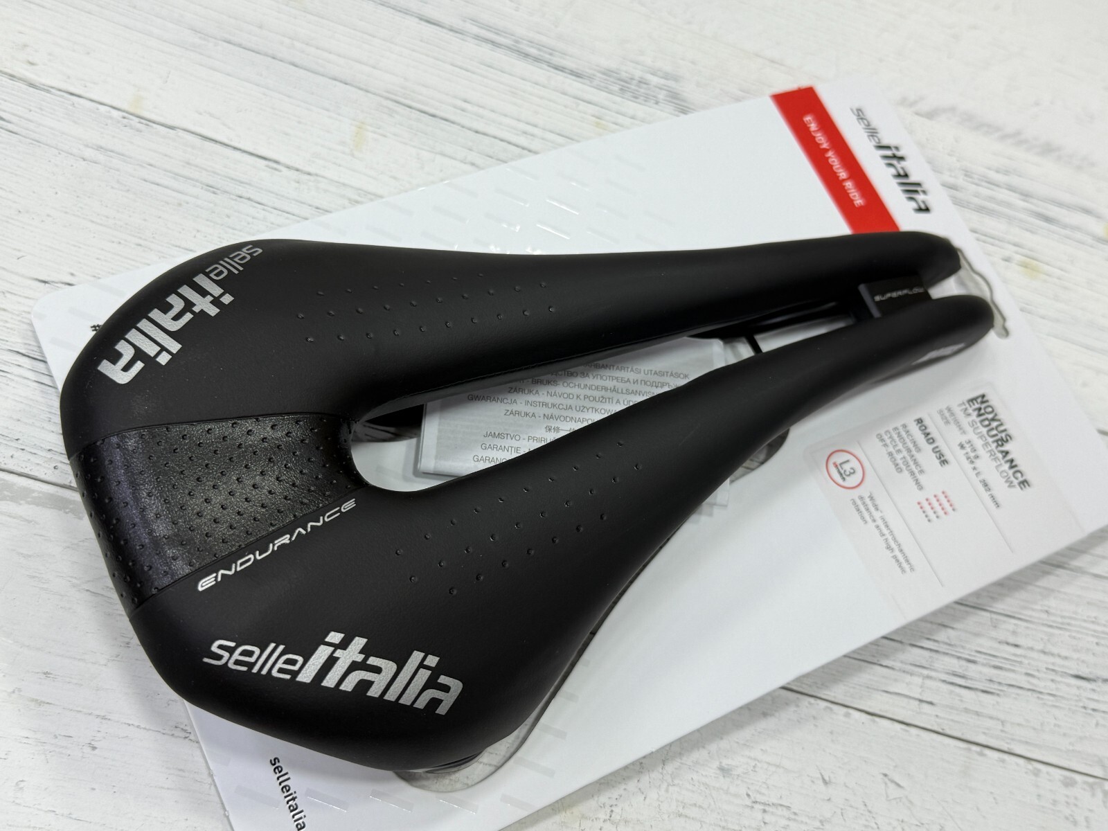 Selle Italia Novus Endurance TM Superflow Manganese Rail L3 149x282mm) Saddle