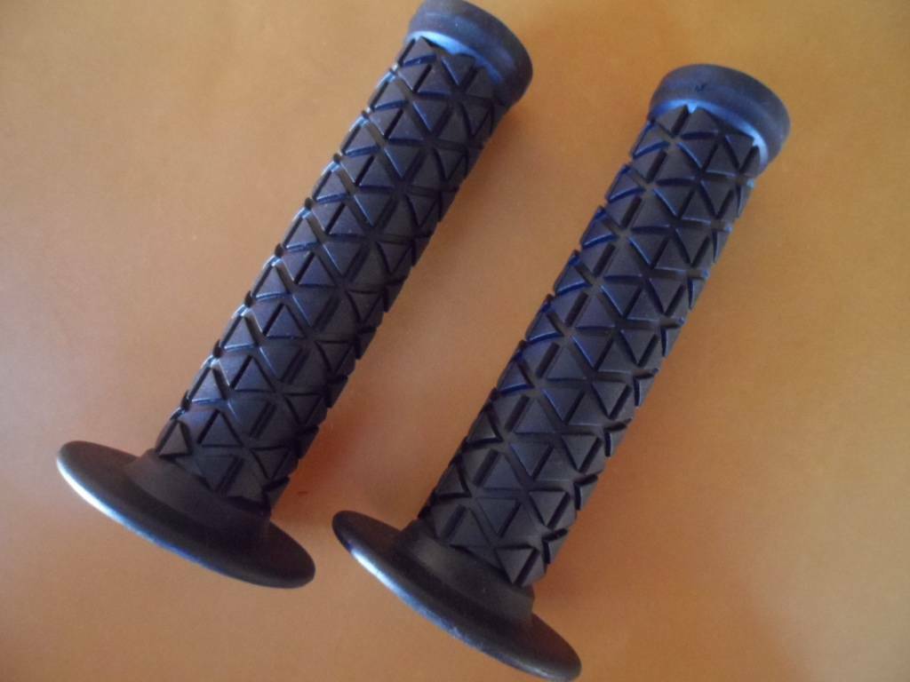 New BICYCLE GRIPS BLACK DIAMOND TRIANGLE KIDS FIXIE BMX CRUISER BMX LOWRIDER MTB