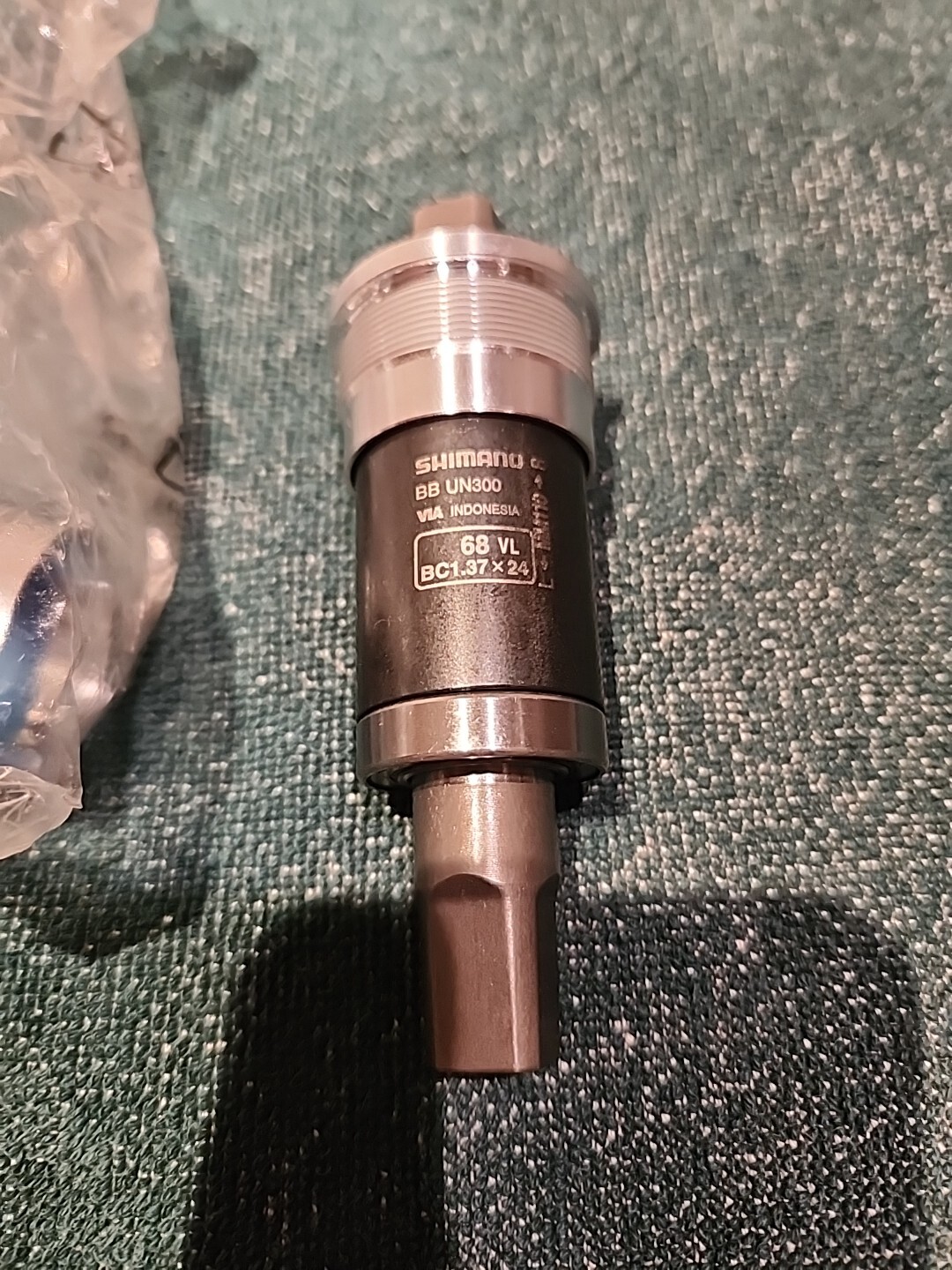Shimano BB-UN300 Bottom Bracket – English, 68 x 110mm Spindle, Square Taper JIS