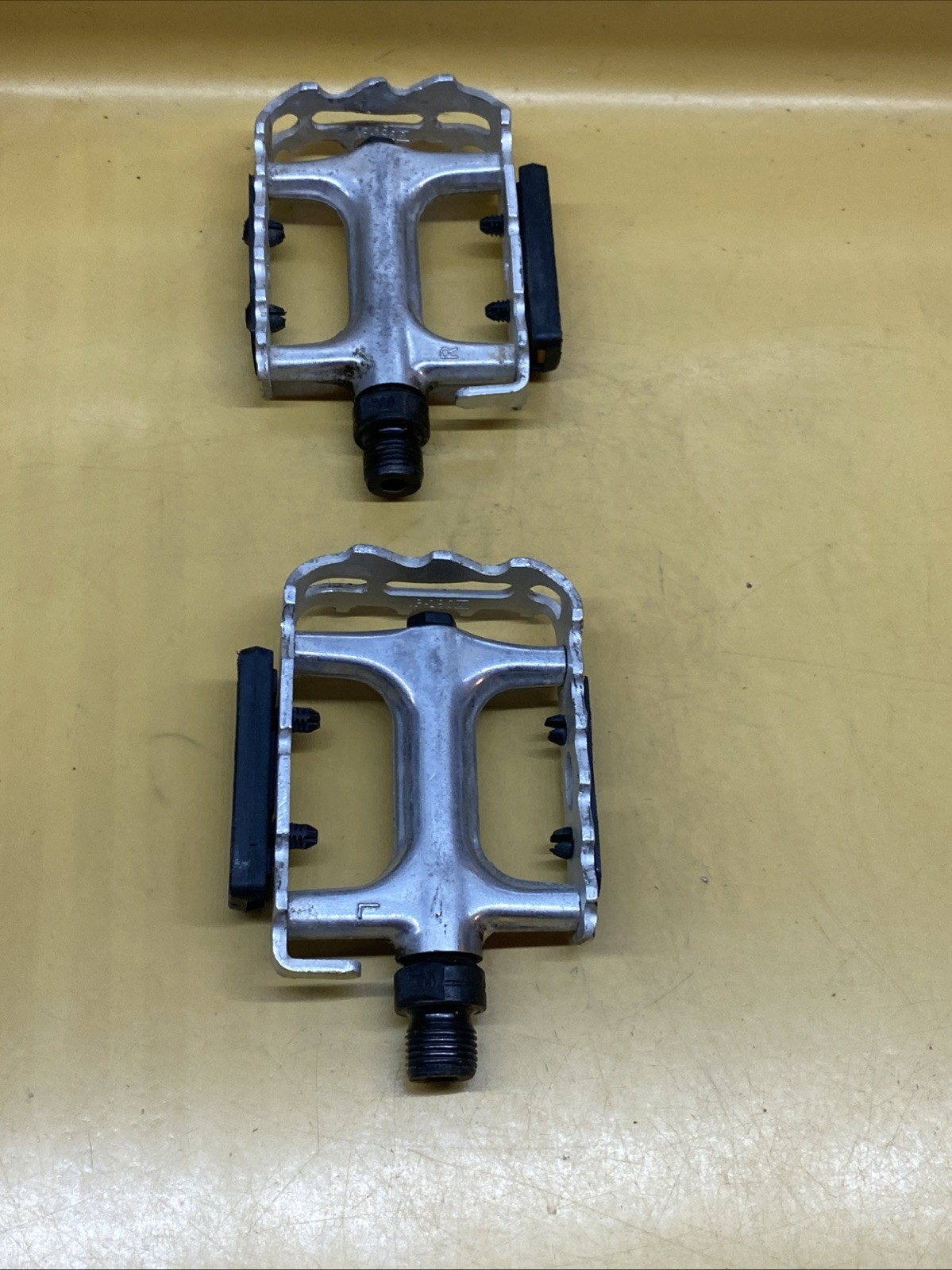 Silver Caged 9/16″ Flat / Platform Pedals With Reflectors