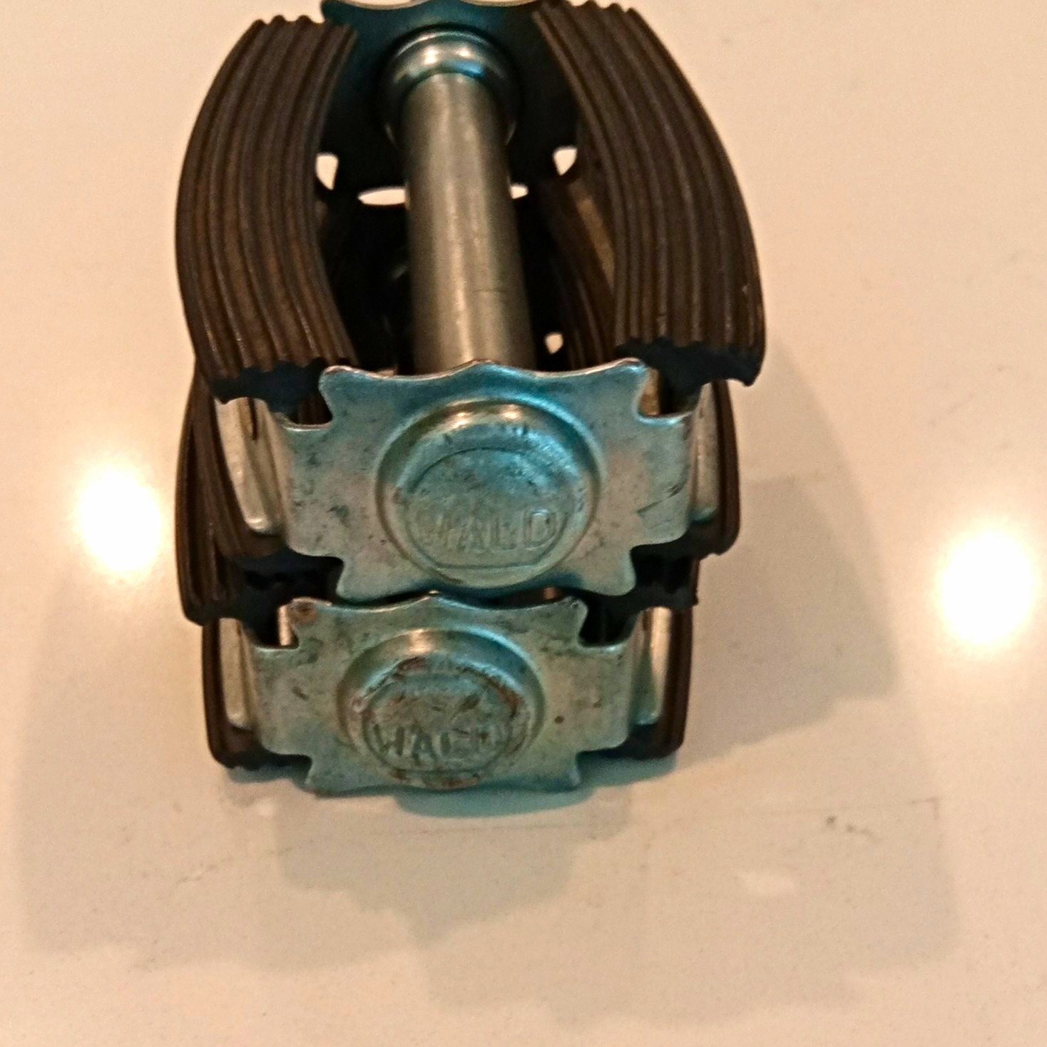 Wald 3 Hole Bow Pedals 1/2 in Axle Rubber/Steel Silver/Black Nice!