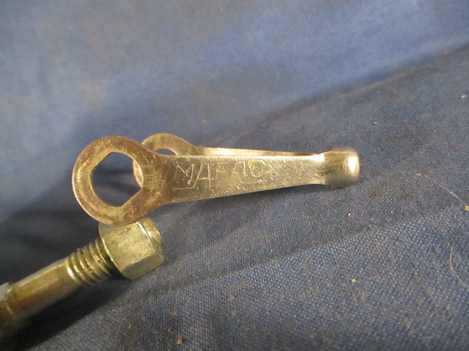 Keep that thing from spinning, Mafac hanger w/ binder bolt Flats, not keyed